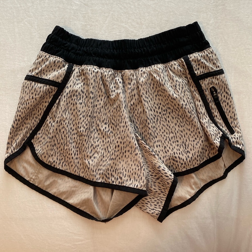 Lululemon Tracker Short in Dotted Beige/Black